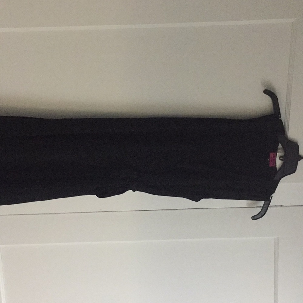 Super flattering for all stages! Only worn once!